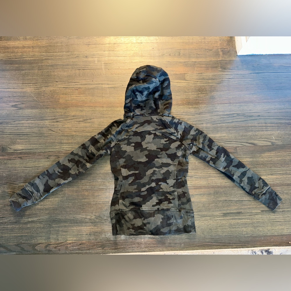 Lululemon Scuba Full-Zip Hoodie in the Heritage 365 Camo Green 6 Jacket - Picture 4 of 5